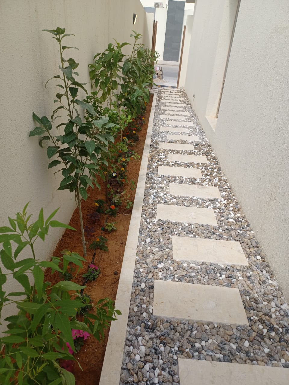 ممر جانبي بحجر